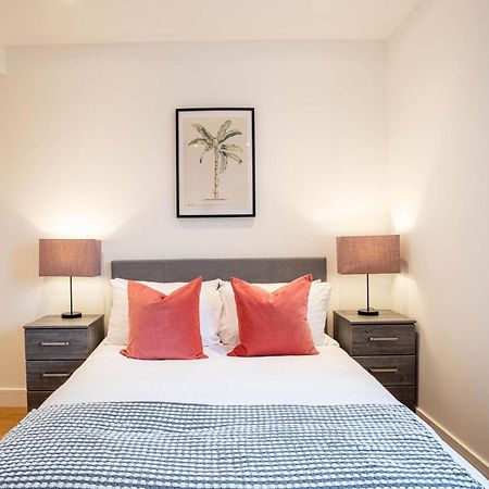 Deluxe Chic 1 2 Bed Apts Near Heathrow Legoland Windsor Slough Villa Bagian luar foto