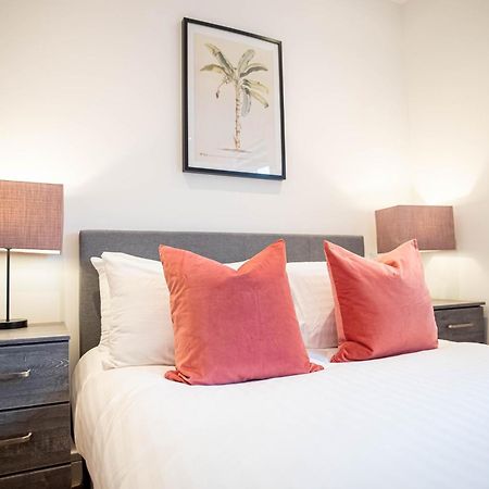 Deluxe Chic 1 2 Bed Apts Near Heathrow Legoland Windsor Slough Villa Bagian luar foto