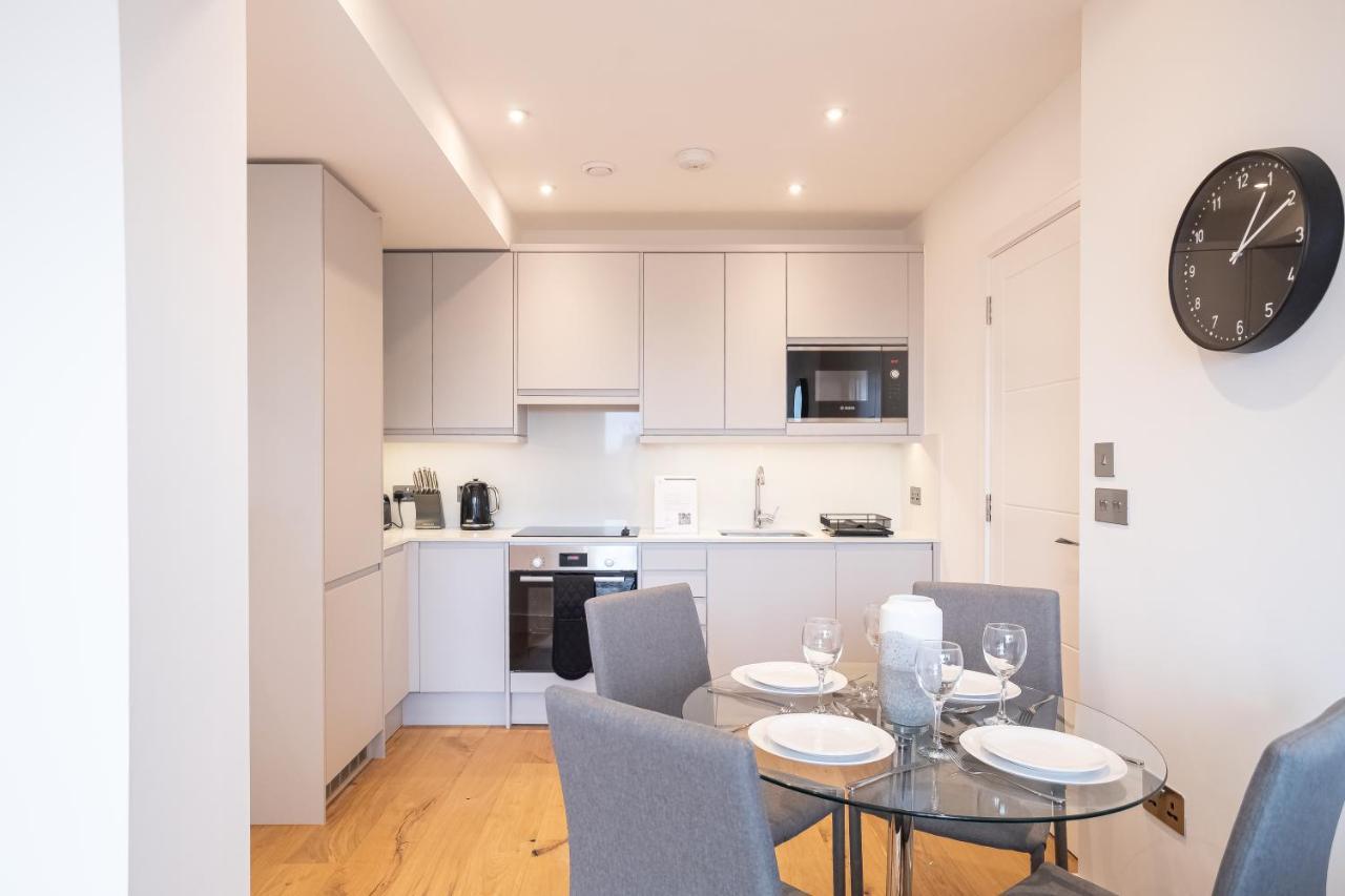 Deluxe Chic 1 2 Bed Apts Near Heathrow Legoland Windsor Slough Villa Bagian luar foto