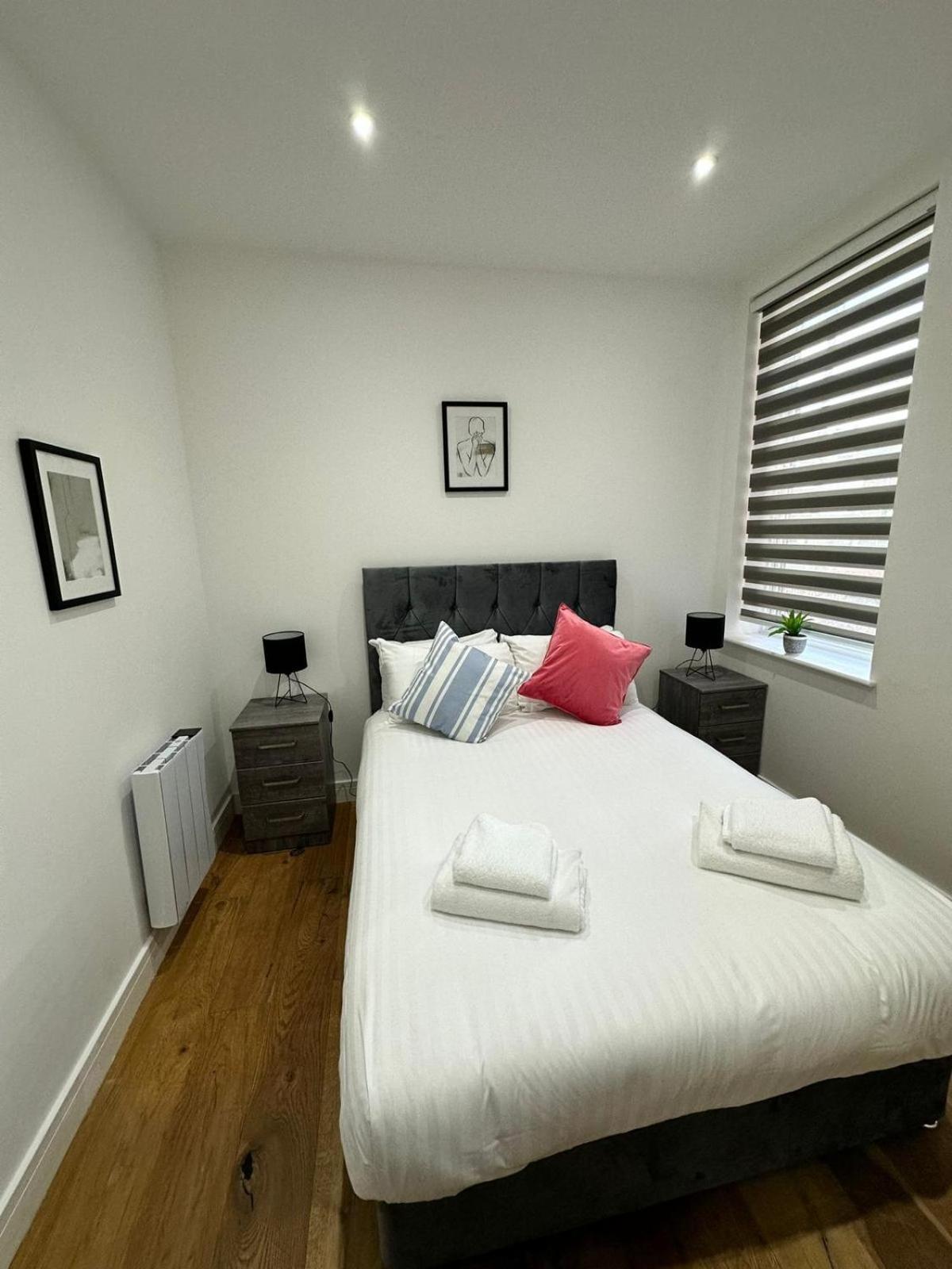 Deluxe Chic 1 2 Bed Apts Near Heathrow Legoland Windsor Slough Villa Bagian luar foto