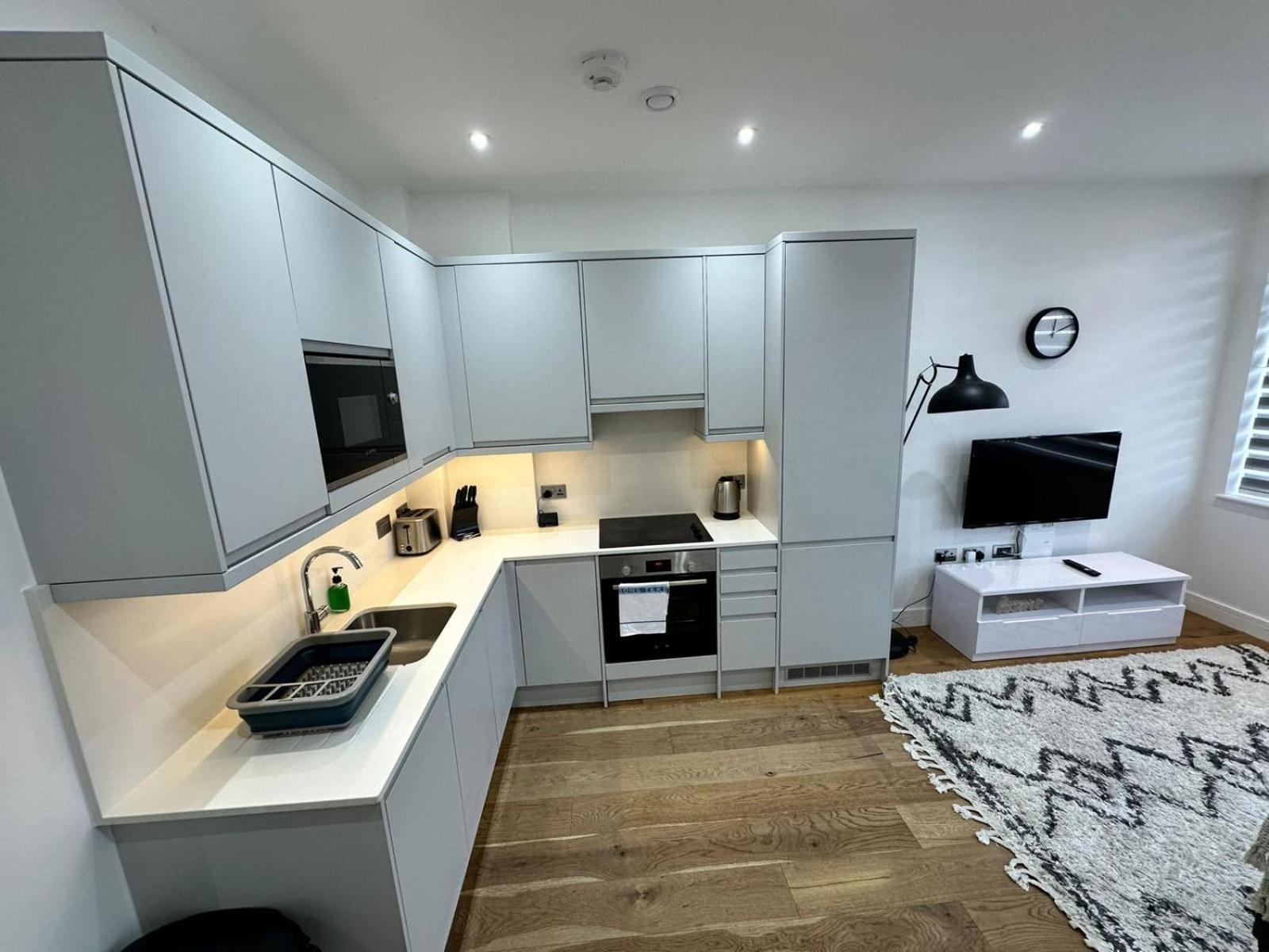 Deluxe Chic 1 2 Bed Apts Near Heathrow Legoland Windsor Slough Villa Bagian luar foto