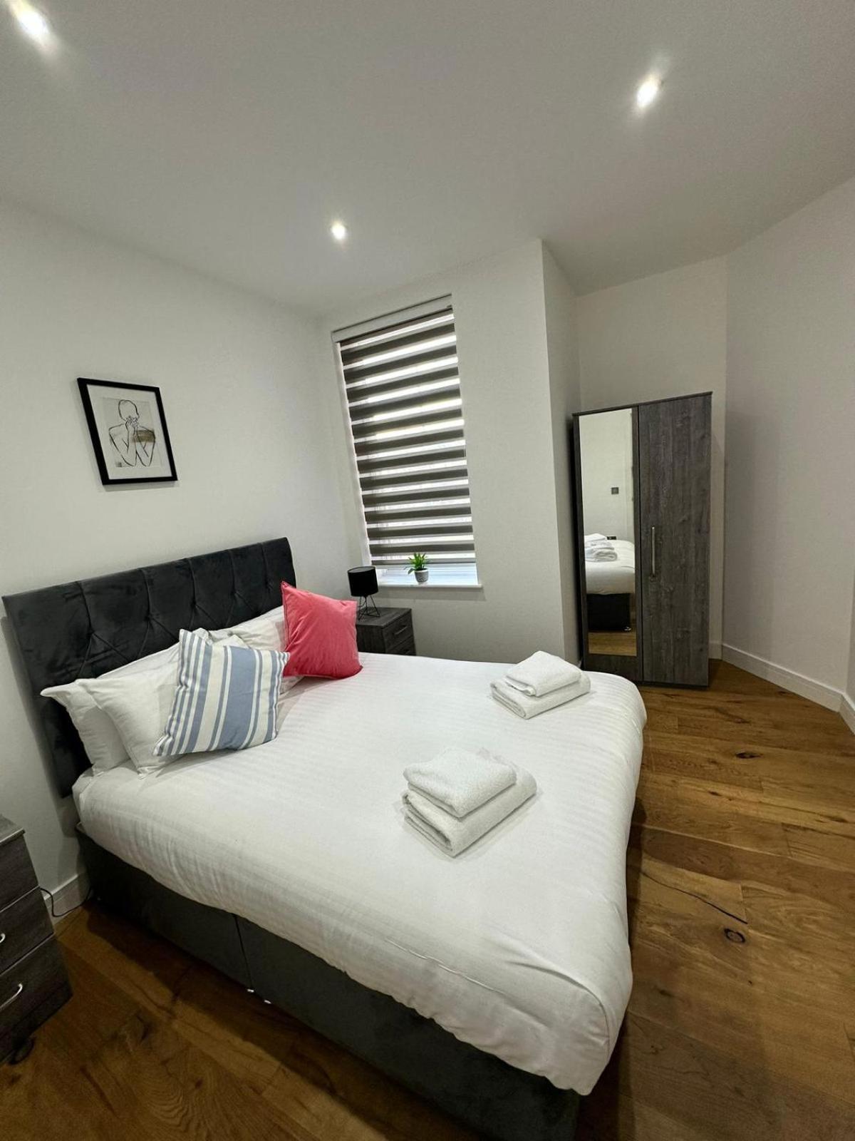 Deluxe Chic 1 2 Bed Apts Near Heathrow Legoland Windsor Slough Villa Bagian luar foto