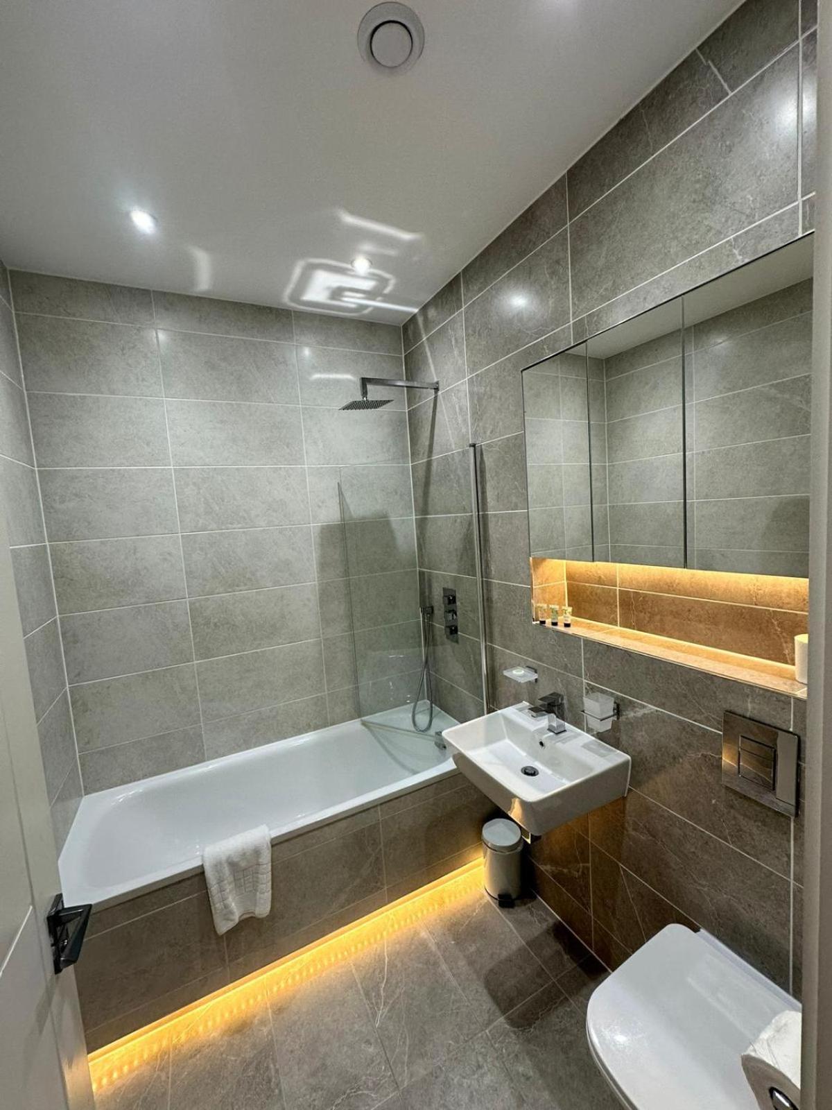 Deluxe Chic 1 2 Bed Apts Near Heathrow Legoland Windsor Slough Villa Bagian luar foto