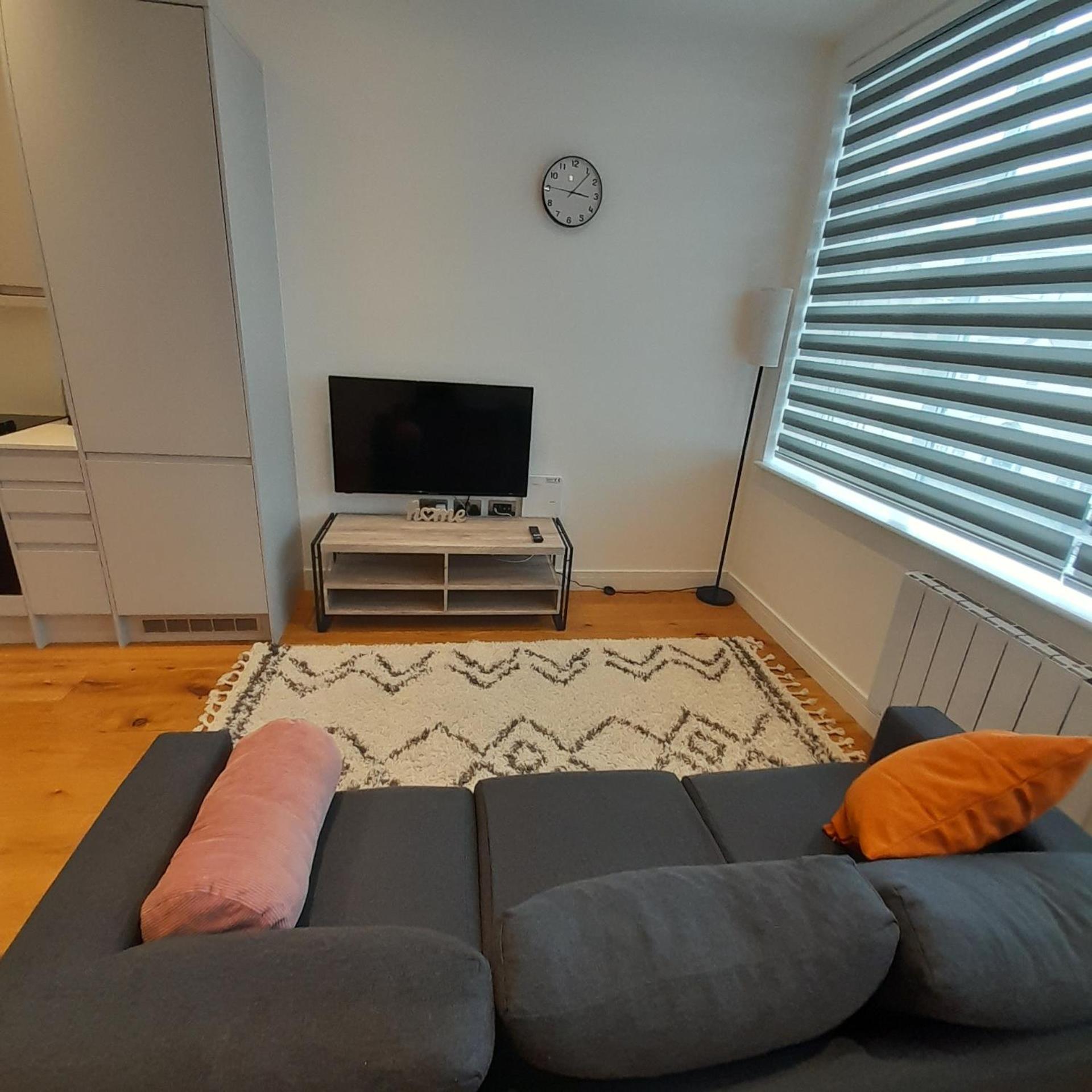 Deluxe Chic 1 2 Bed Apts Near Heathrow Legoland Windsor Slough Villa Bagian luar foto